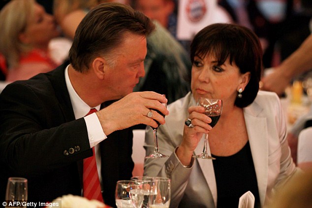 ข่าวแมนยู - เมียจ๋าพี่มาเเล้ว! "LVG" ยันหมดสัญญา "ผี" วางมือแน่พร้อมคืนความสุขให้ครอบครัว